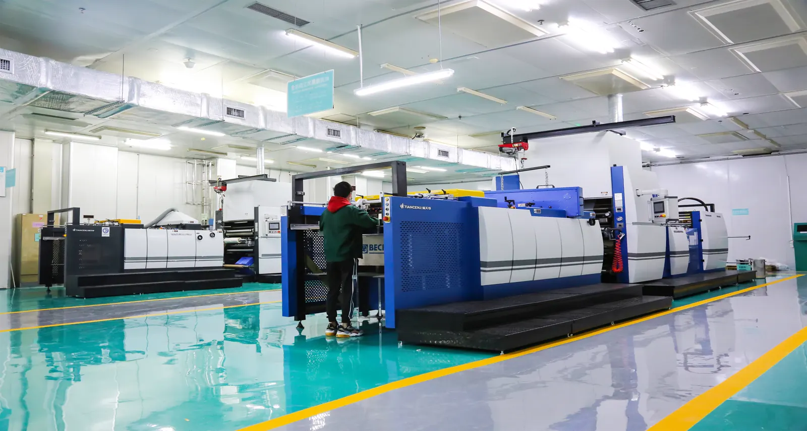 Production equipment and operator in a packaging manufacturing environment